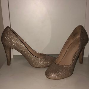 Size 9 Kelley & Katie gold sparkly heels